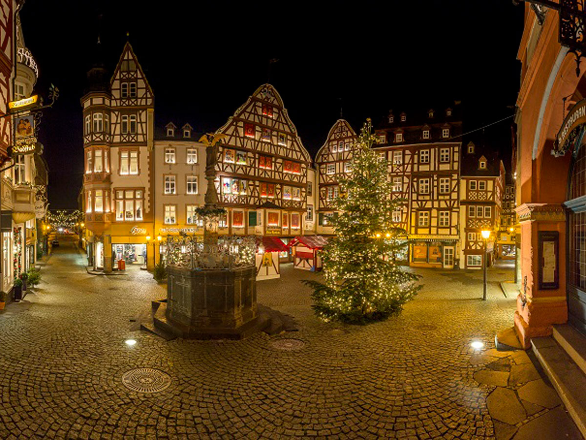 bernkastel-kues-romantischer-weihnachtsmarkt-an-der-mosel-marktplatz-weihnachtsmarkt-abend-sehenswürdigkeit-veranstaltung-baum-bernkastel-kues-c-zimmermann-c-kues-zimmermann.jpg