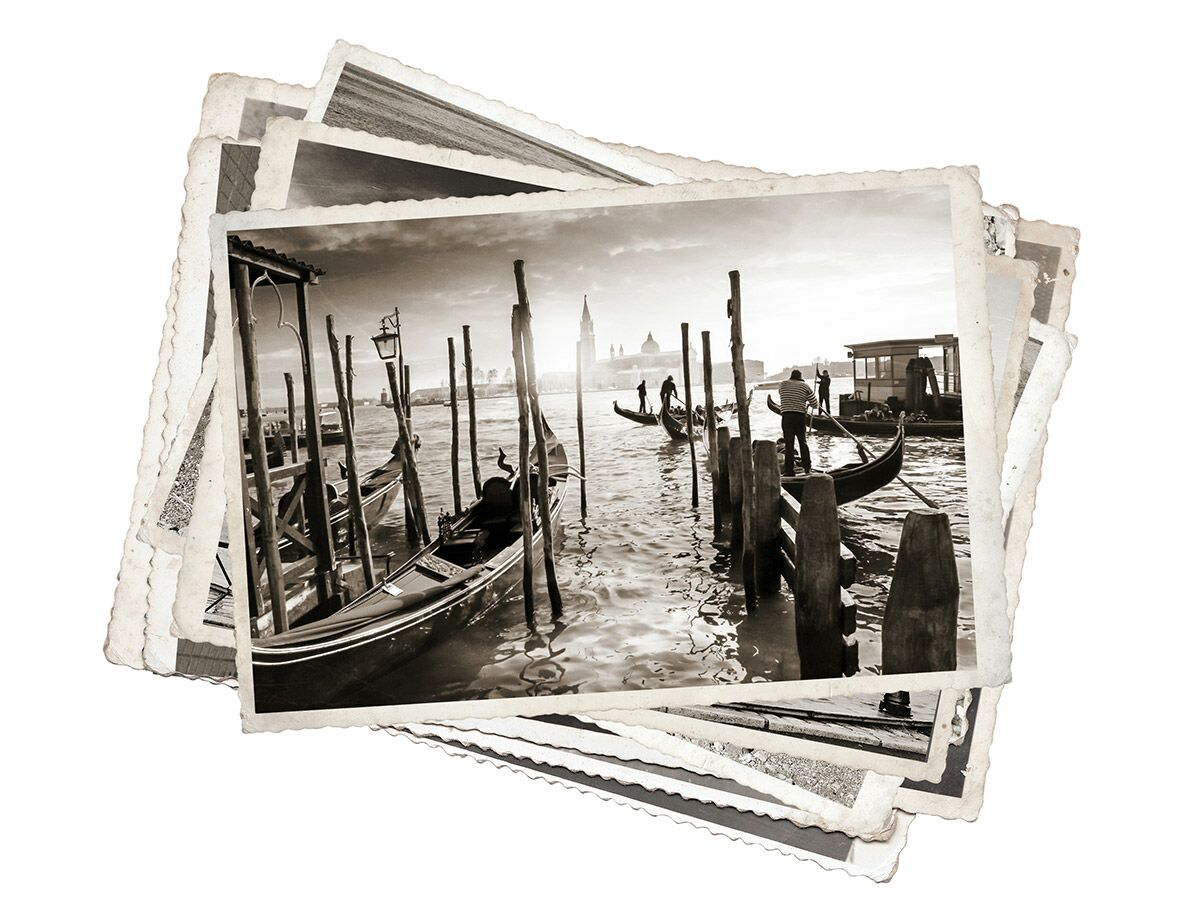 Ein Stapel alter Sepia-Fotos von Venedig, die Gondeln auf einem Kanal und eine Stadtkulisse zeigen.