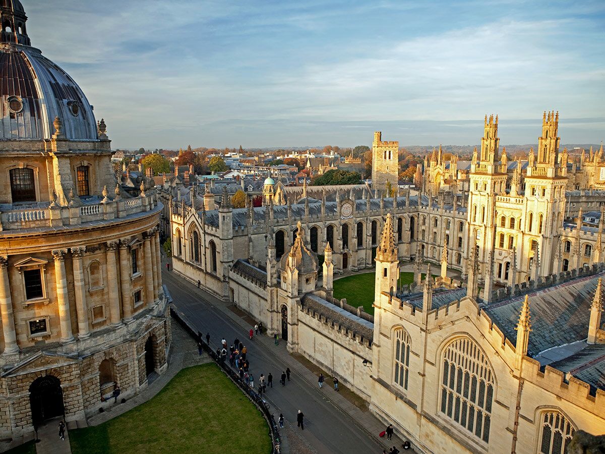 Luftbild von Oxford mit Radcliffe Camera, historischen Universitätsgebäuden und Straßen bei Sonnenuntergang im Herbst.