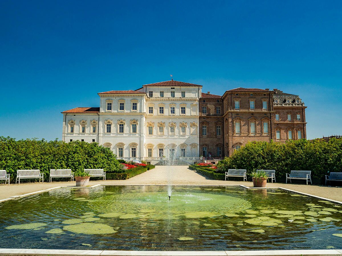 Historischer Palast Reggia di Venaria Reale mit Garten, Teich und Brunnen in Piemont, Italien.