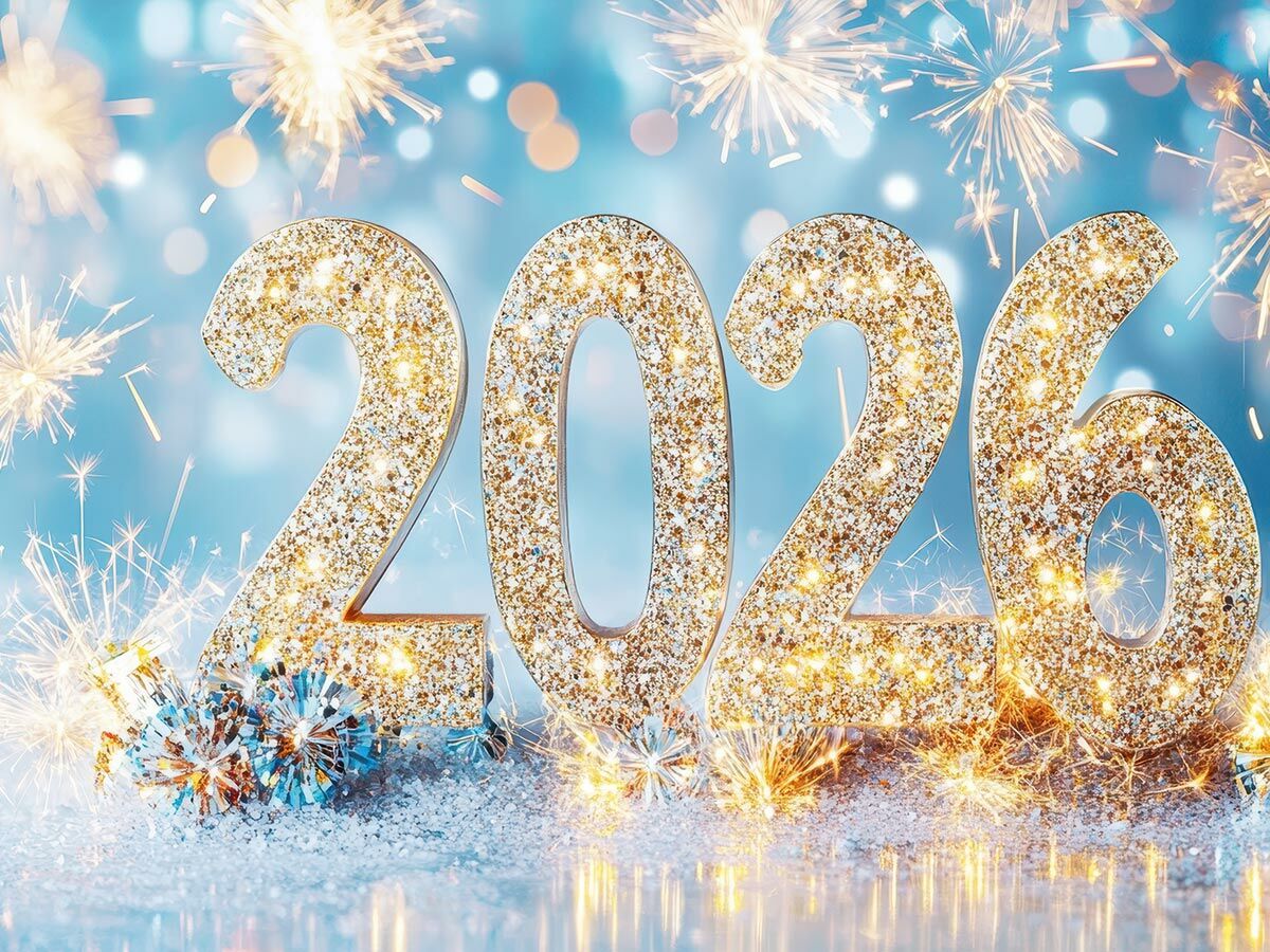 Goldene Glitzer-Zahlen „2026“ mit Funkenregen und Bokeh-Lichtern auf blauem Hintergrund, perfekt für Neujahrsfeier.