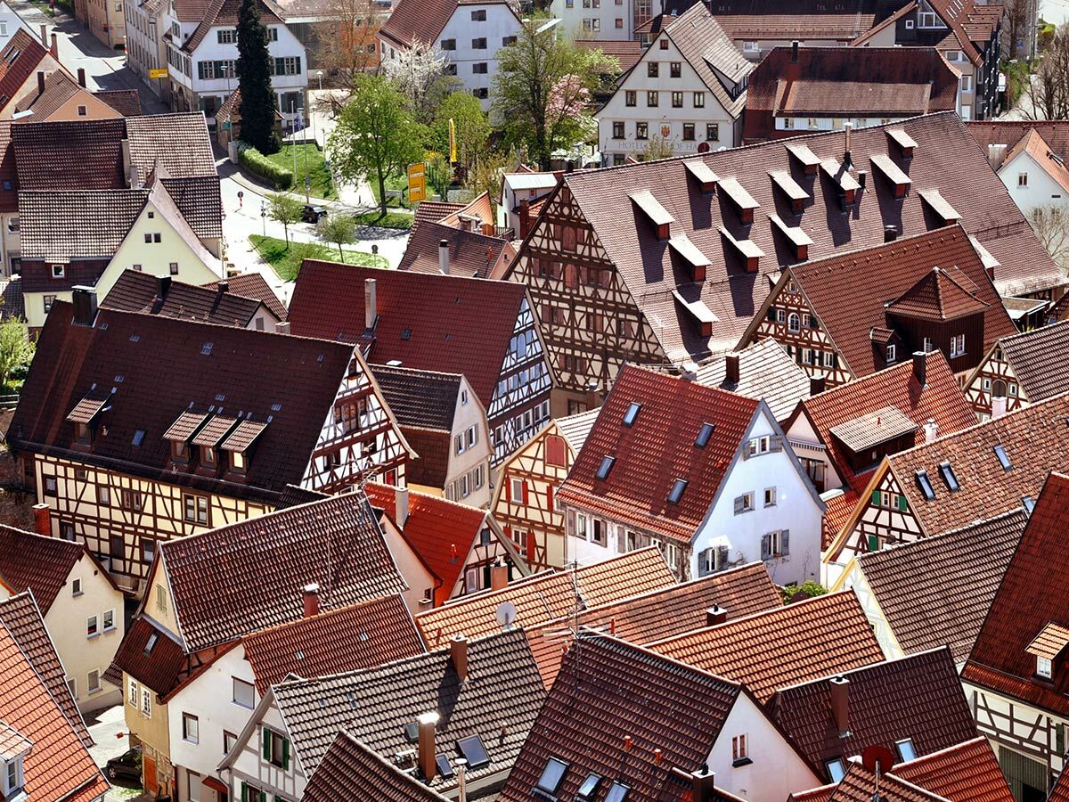 Luftaufnahme einer malerischen deutschen Stadt mit zahlreichen Fachwerkhäusern und charakteristischen roten Ziegeldächern.