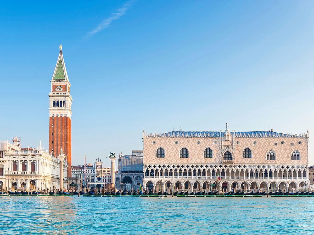Panoramablick auf Venedig mit Markus-Campanile, Dogenpalast und Gondeln auf dem Wasser.