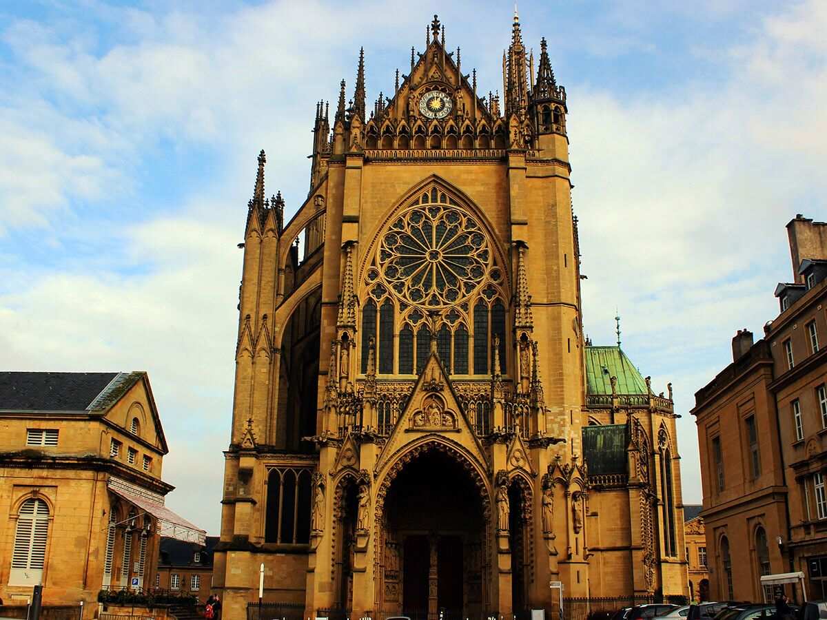 Die Westfassade der prächtigen gotischen Kathedrale Saint-Étienne in Metz, Frankreich, mit Rosettenfenster und Turm.