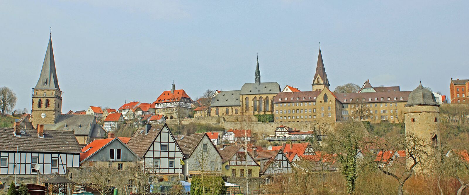 Panoramablick auf die historische Stadt Höxter mit Fachwerkhäusern, der Fürstabtei Corvey und Kirchtürmen im Weserbergland.