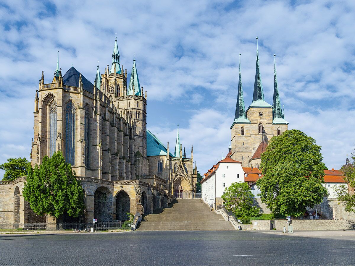 Blick auf den Erfurter Dom und die St. Severikirche, zwei beeindruckende gotische Bauwerke auf einem Hügel in Erfurt.