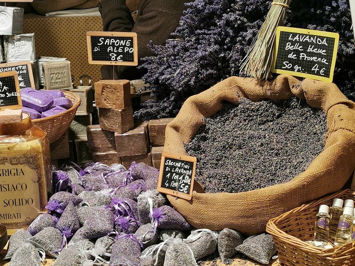 Marktstand mit getrocknetem Lavendel in Säcken, kleinen Säckchen, Seifenstücken und Lavendelölflaschen zu verkaufen.