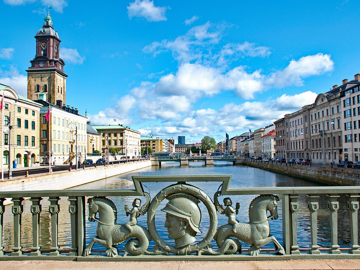 Panoramablick auf den Stora Hamnkanalen in Göteborg mit historischen Gebäuden, Kirchturm und verzierter Brüstung.