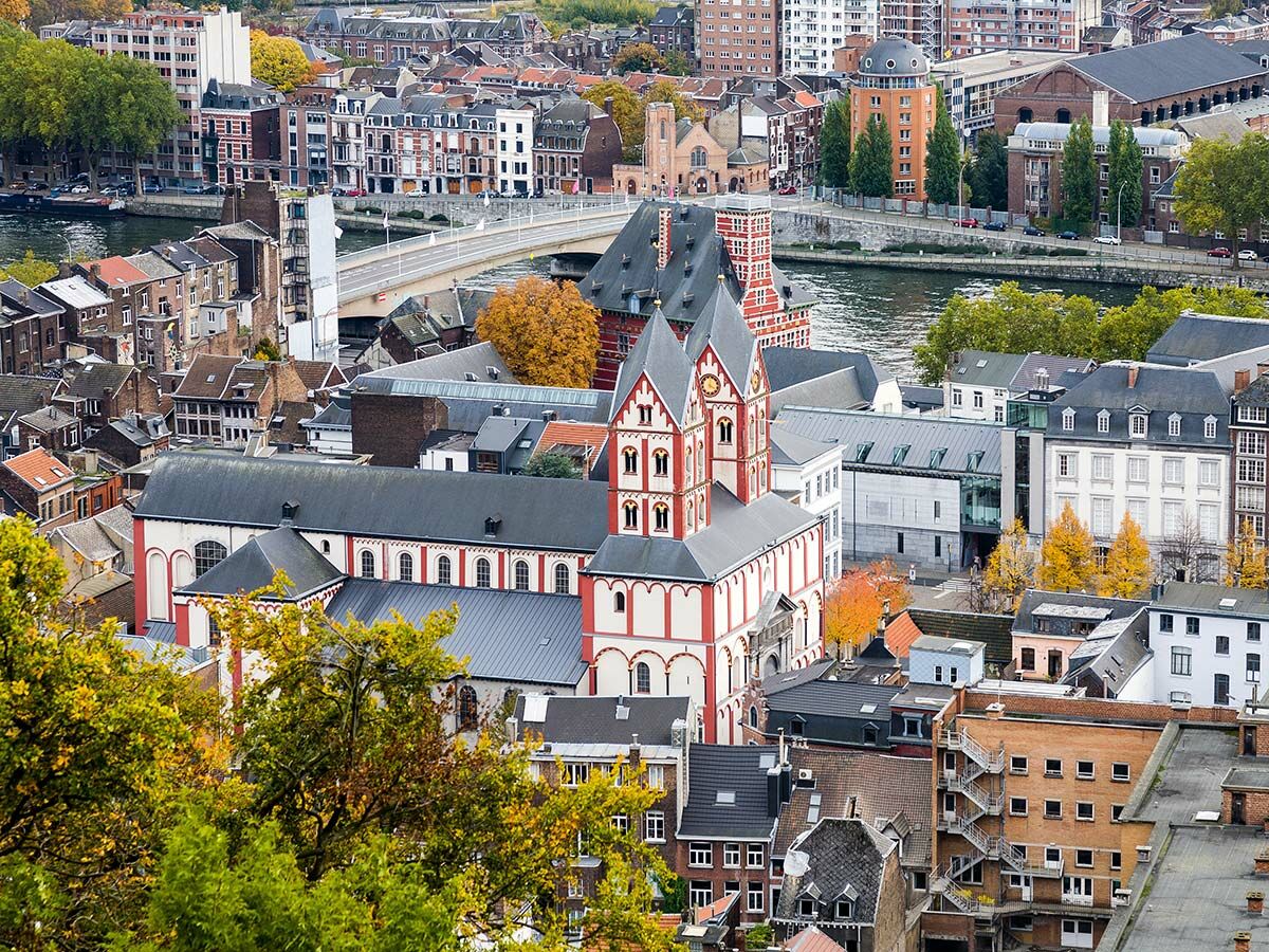 Luftaufnahme von Maastricht mit der Liebfrauenbasilika, Maas, Sint-Servaasbrug und herbstlichen Bäumen.