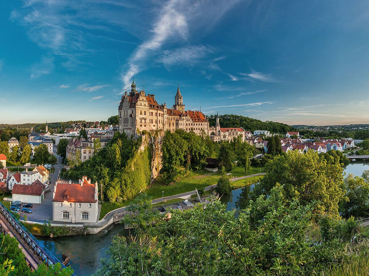 Panoramablick auf Schloss Sigmaringen, das majestätisch auf einem Felsen über der Donau und der historischen Stadt thront.