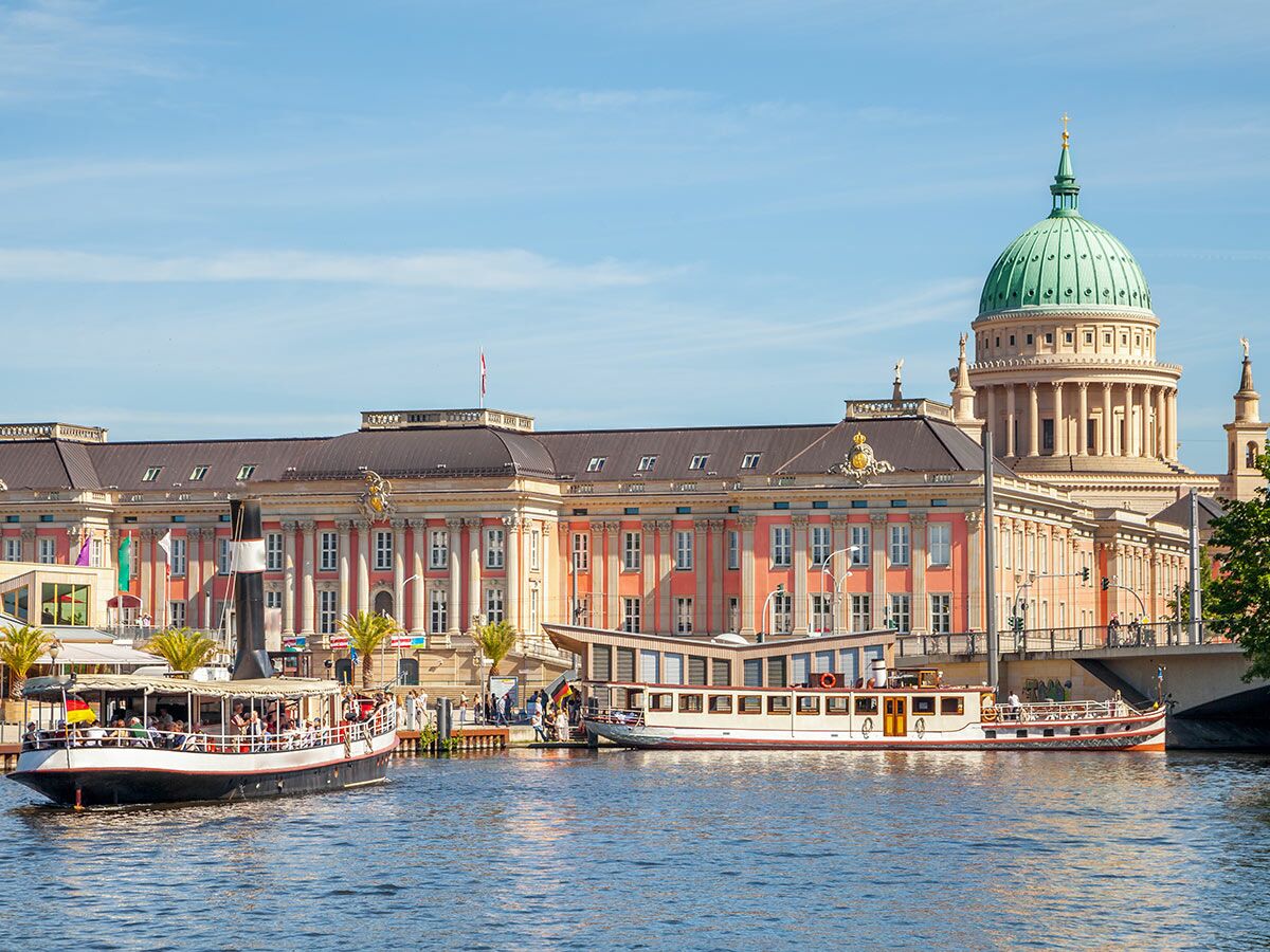 Landtag Brandenburg und Nikolaikirche in Potsdam mit historischen und modernen Ausflugsbooten auf der Havel bei sonnigem Wetter.