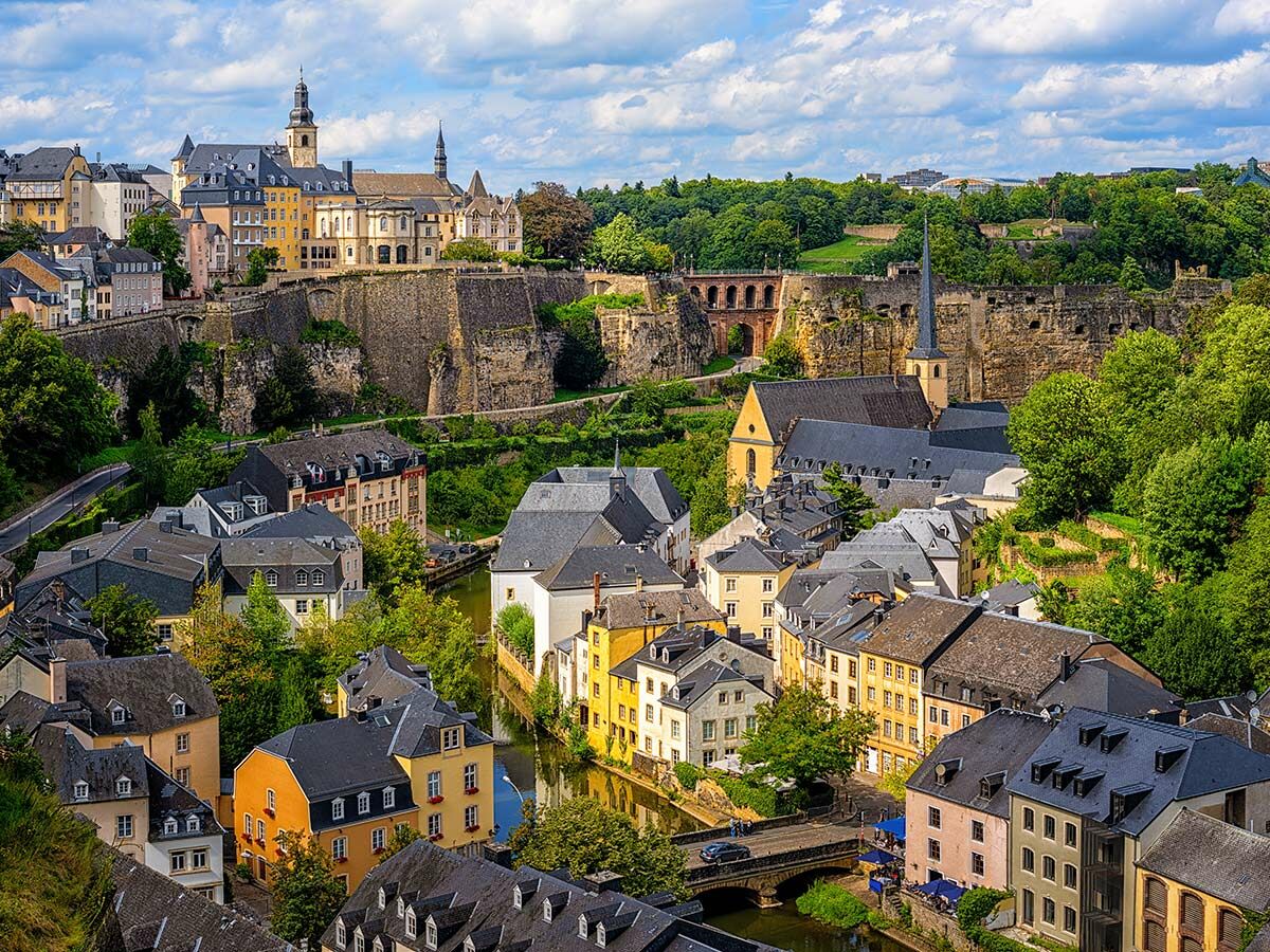 Panoramablick auf die historische Altstadt von Luxemburg mit dem Grund-Viertel, Alzette-Fluss, Brücken, Häusern und Festungsanlagen.