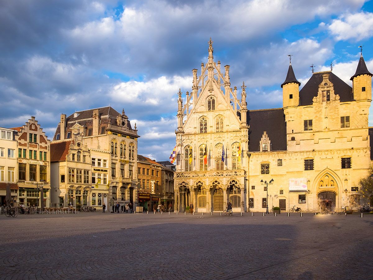 Blick auf den Sint-Veerleplein in Gent, Belgien, mit der historischen Alten Fischmarkt-Halle und dem Großen Fleischhaus bei Abendsonne.