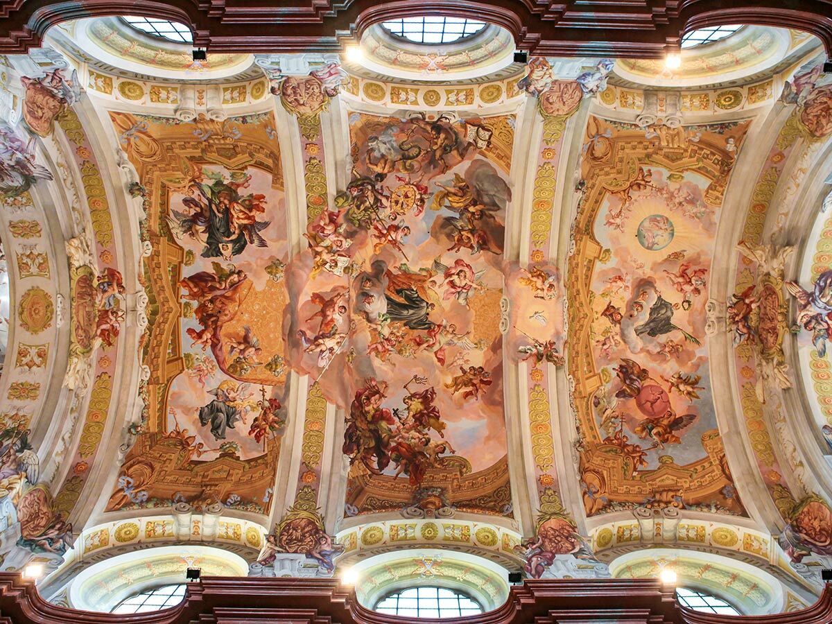 Barockes Deckenfresko der Peterskirche in Wien mit biblischen Szenen, Engeln und goldenen Verzierungen.