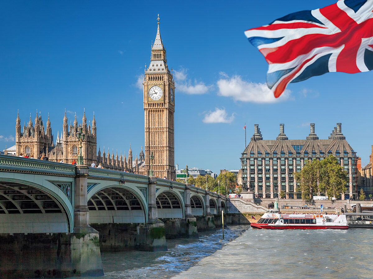 Ikonische Londoner Stadtansicht mit Big Ben, Houses of Parliament, Westminster Brücke, Themse und Union Jack.