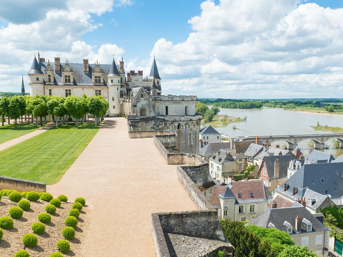 Blick auf das historische Schloss Amboise, die Gärten, die Loire und die Stadt Amboise bei sonnigem Wetter.