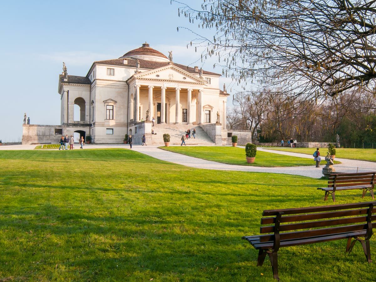 Die Villa La Rotonda von Andrea Palladio, ein Meisterwerk der klassischen Architektur, mit weitläufigem Rasen und Besuchern.