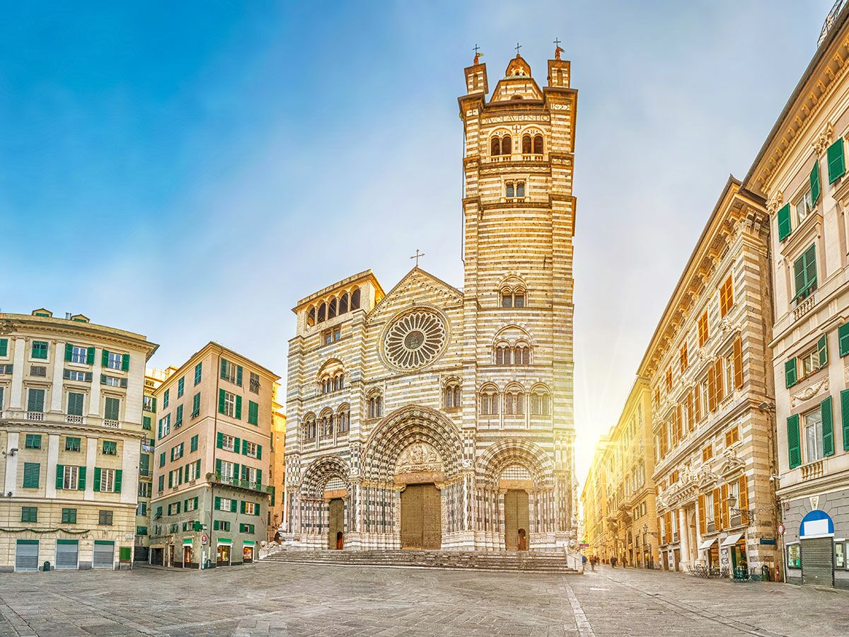 Die Kathedrale San Lorenzo in Genua, Italien, mit gestreifter Fassade, Glockenturm und sonnigem Himmel.