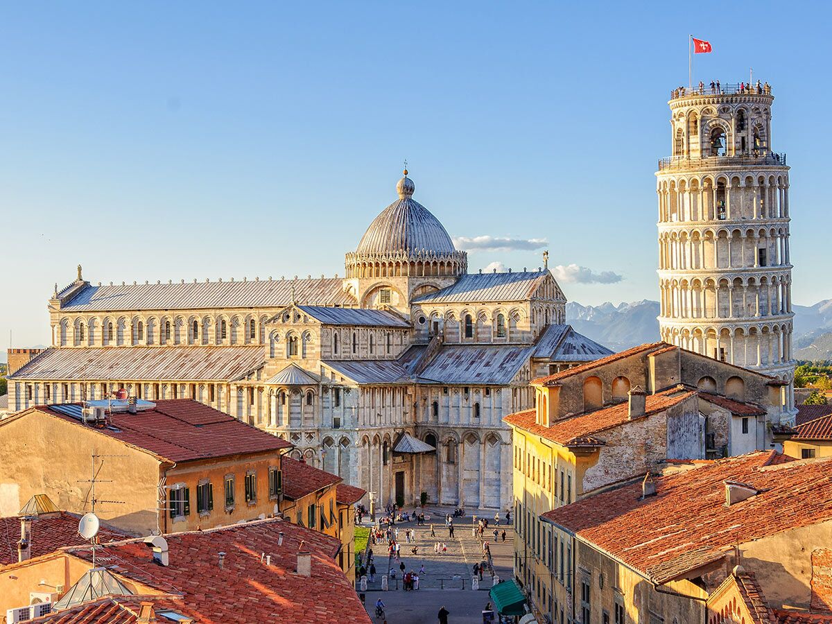 Panoramablick auf den Schiefen Turm, Dom und Baptisterium in Pisa, Italien, bei sonnigem Wetter.