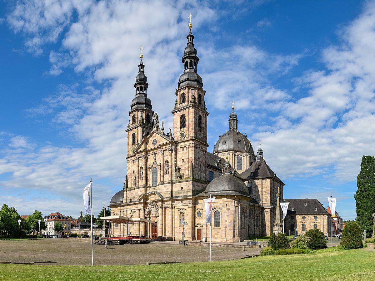 Fuldaer Dom, eine prächtige Barockkathedrale mit Doppeltürmen und Kuppeln, auf einem sonnigen Platz in Fulda, Deutschland.