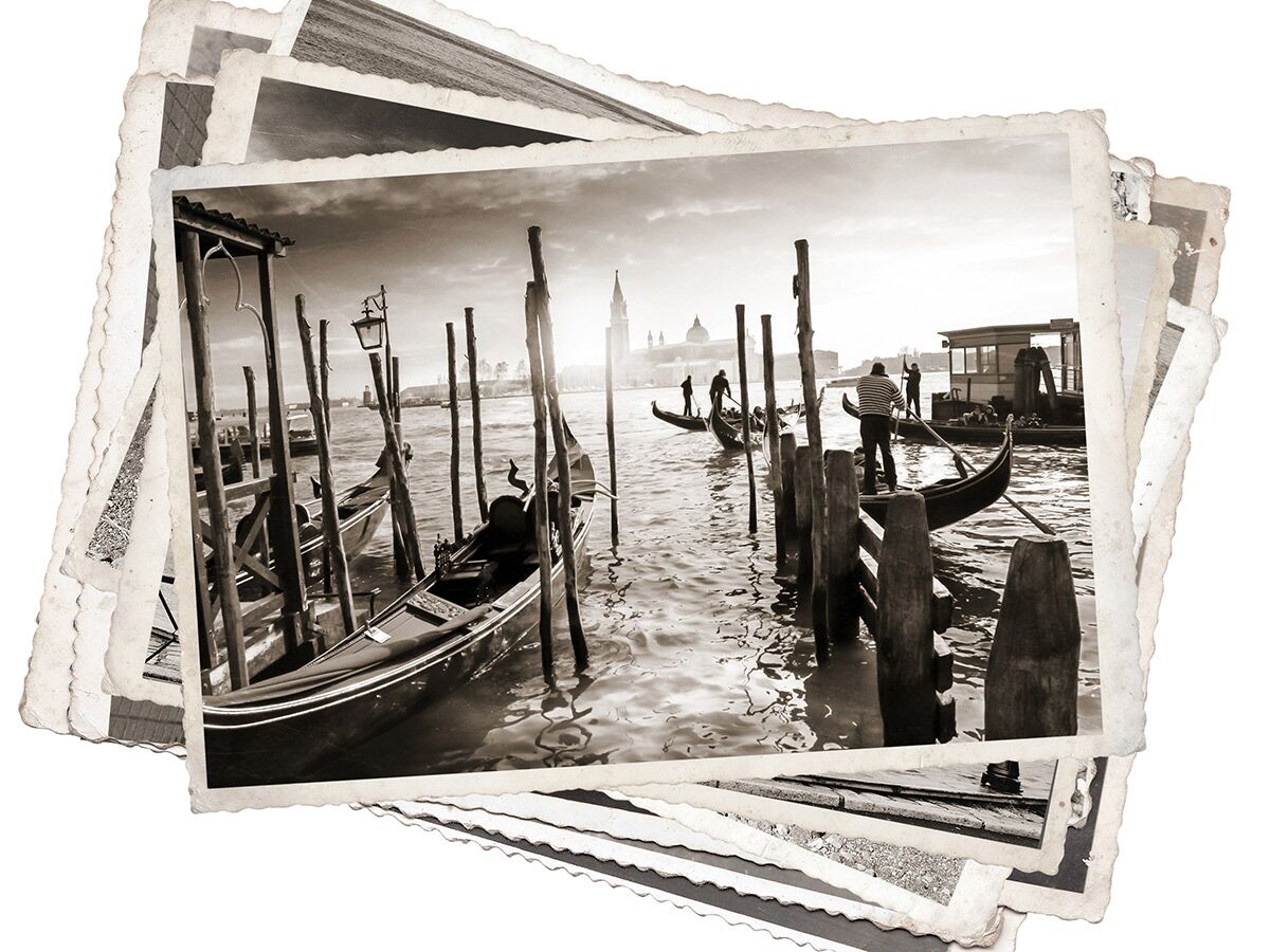 Stapel sepiafarbener Vintage-Fotos zeigt Venedig mit Gondeln, Kanälen, Gondolieren und historischen Gebäuden im Sonnenlicht.