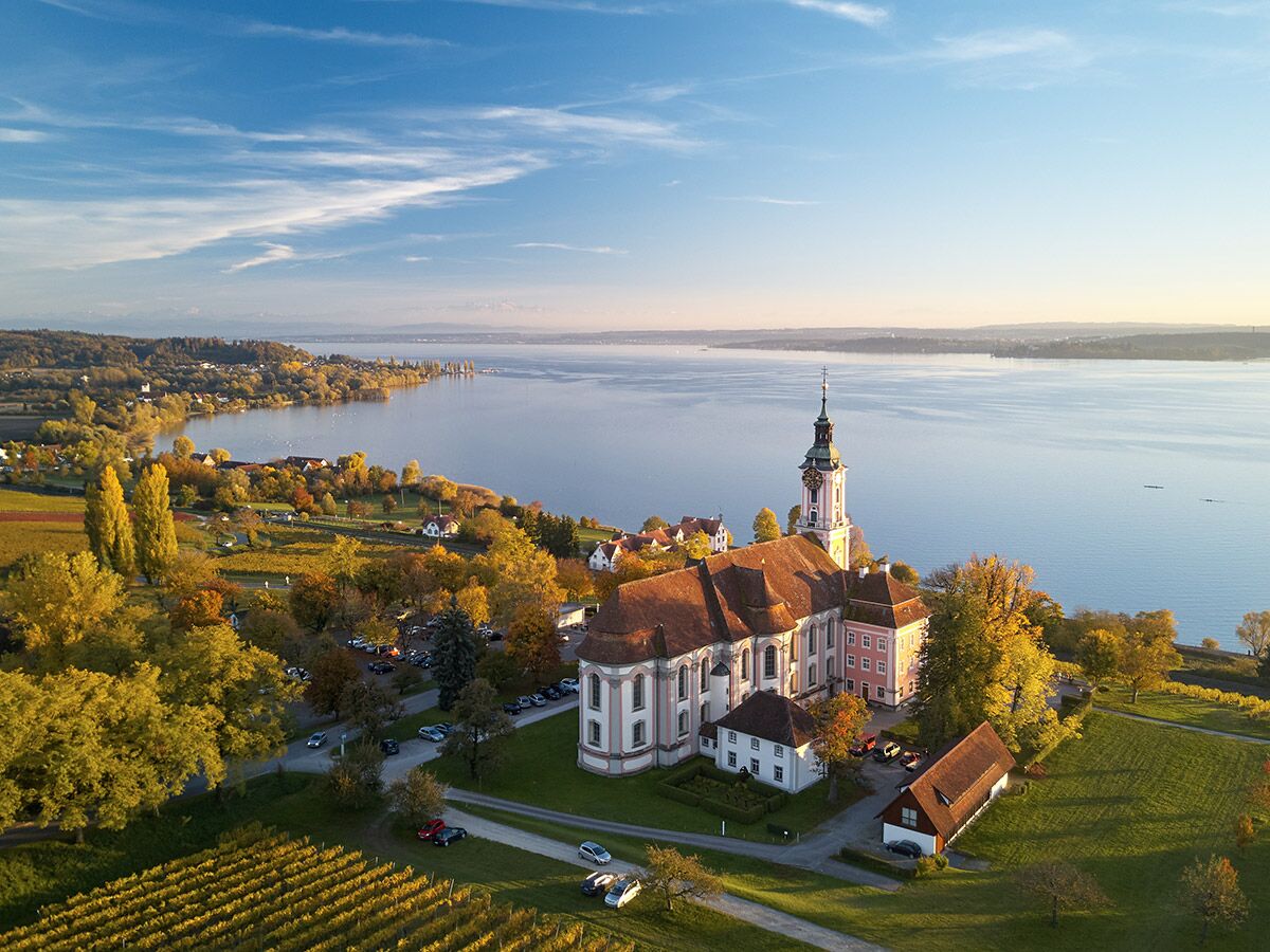 Luftaufnahme der Barock-Basilika Birnau am Bodensee in herbstlicher Landschaft bei Sonnenuntergang.
