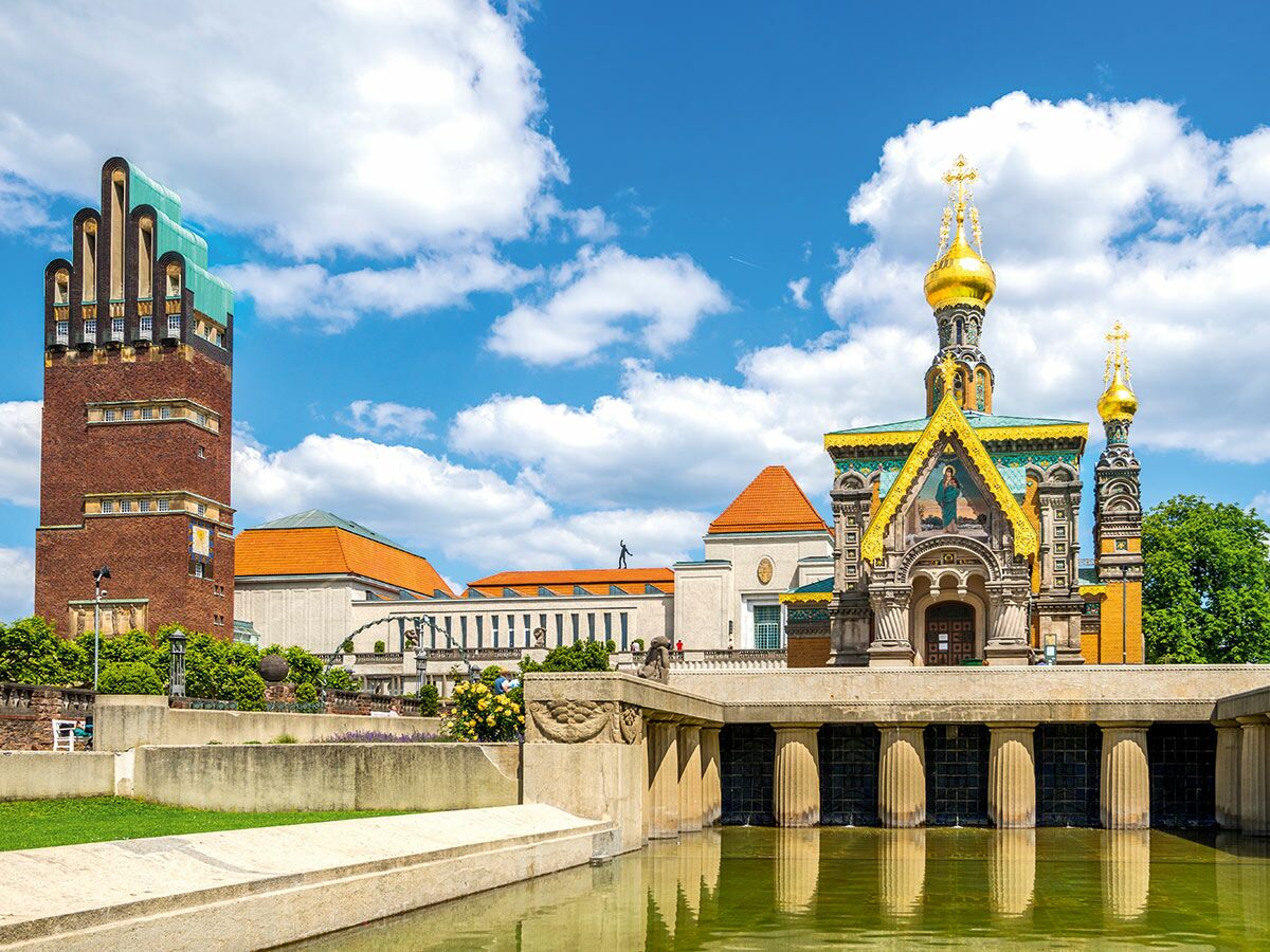 Darmstadt Mathildenhöhe mit dem markanten Hochzeitsturm, der goldenen Russischen Kapelle und umliegender Jugendstil-Architektur.