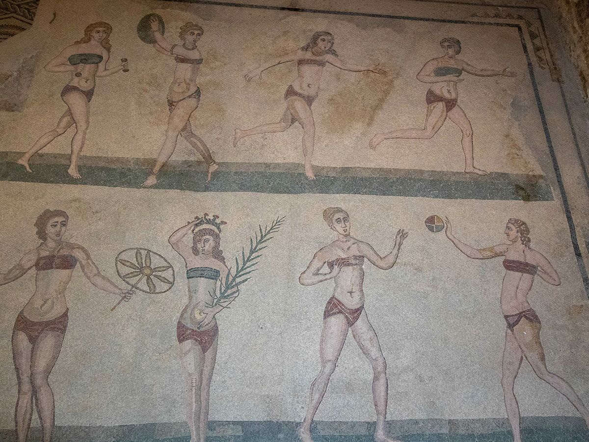 Römisches Mosaik von Frauen in bikinisähnlicher Kleidung beim Sport, darunter Hanteln, Diskus und Ballspiel.