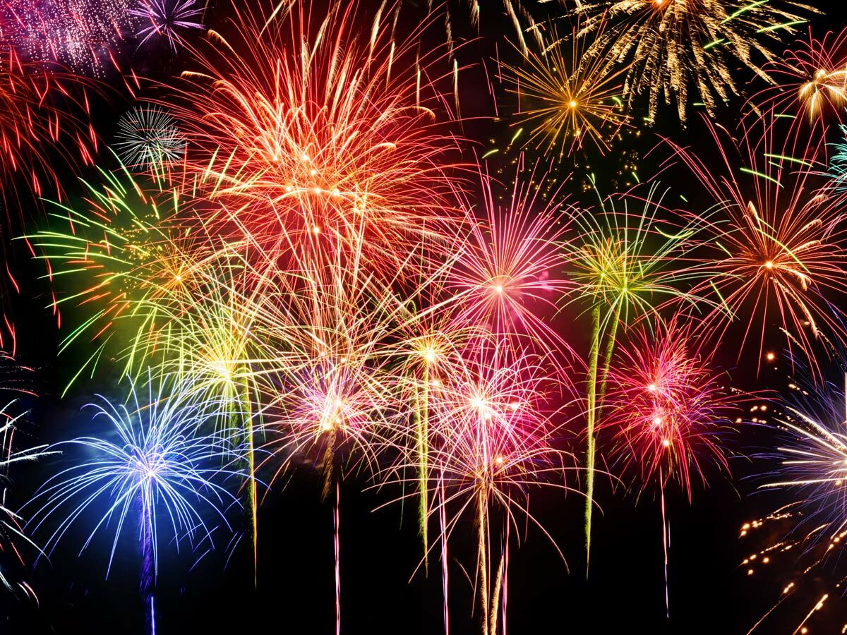 Spektakuläres Feuerwerk in leuchtenden Farben am dunklen Nachthimmel, perfekt für Silvester oder Feierlichkeiten.