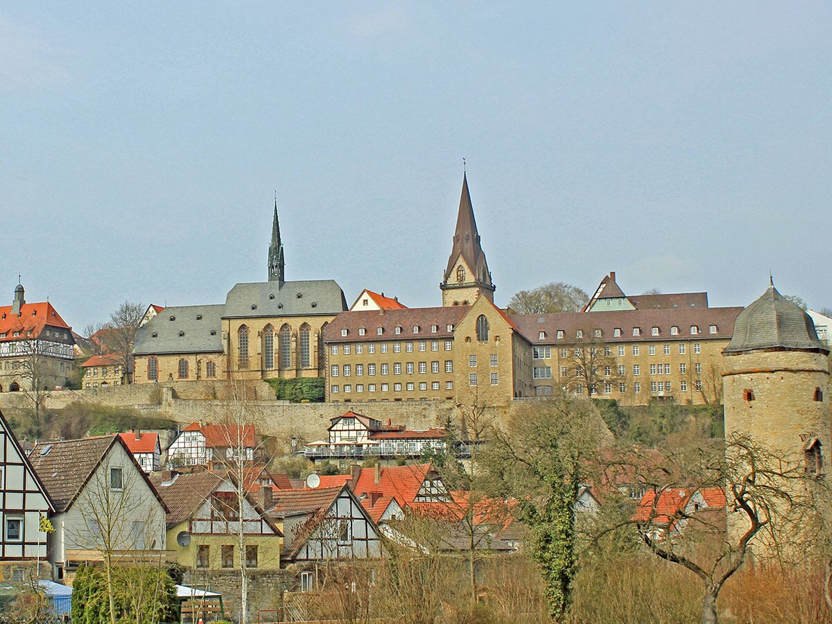 Historische deutsche Stadt Fritzlar mit Kathedrale, Klöstern und Fachwerkhäusern auf Hügel im Frühling.