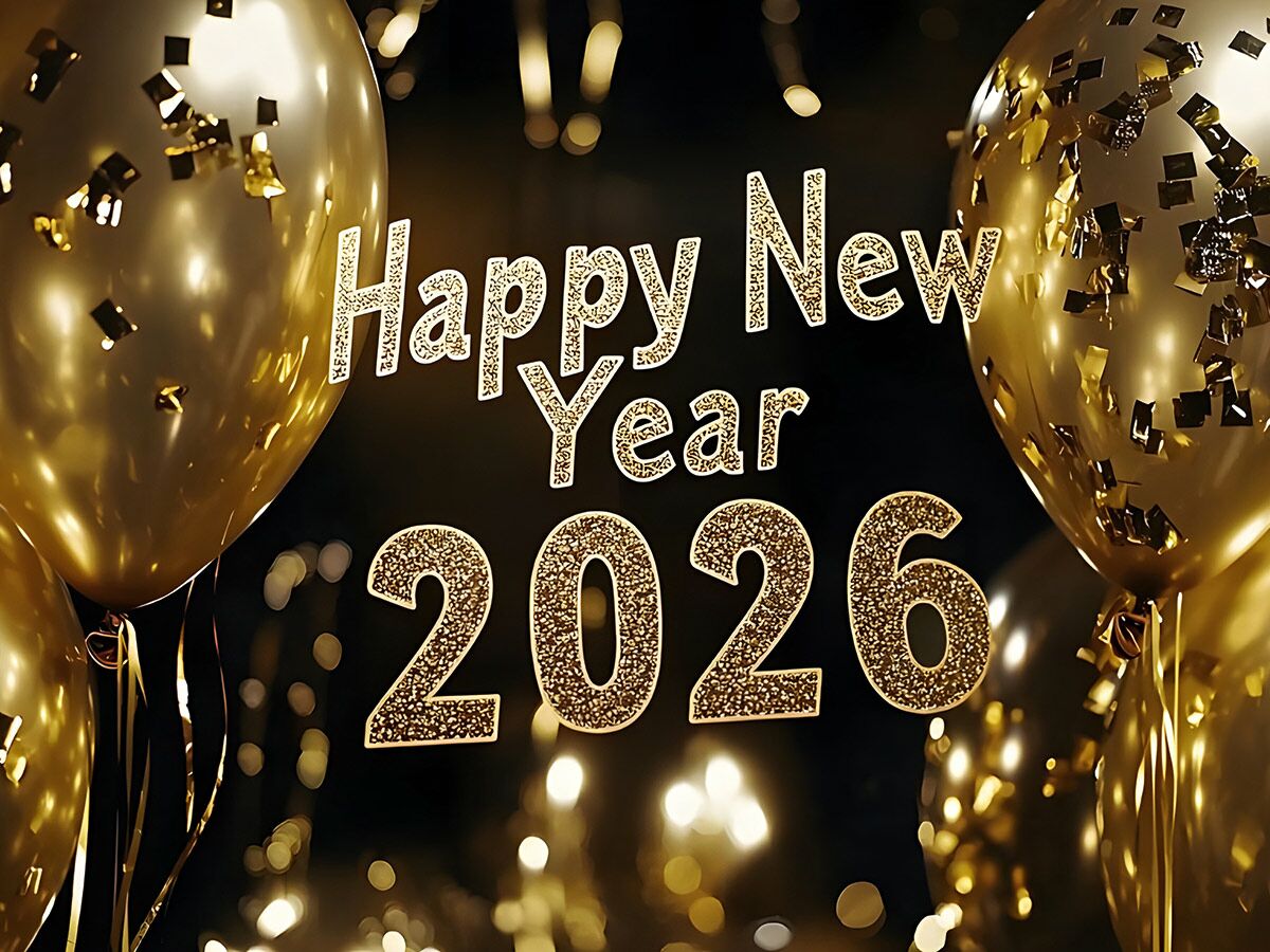 Festliche Happy New Year 2026 Botschaft mit funkelnden Goldballons und Konfetti auf dunklem Hintergrund mit Bokeh-Lichtern.