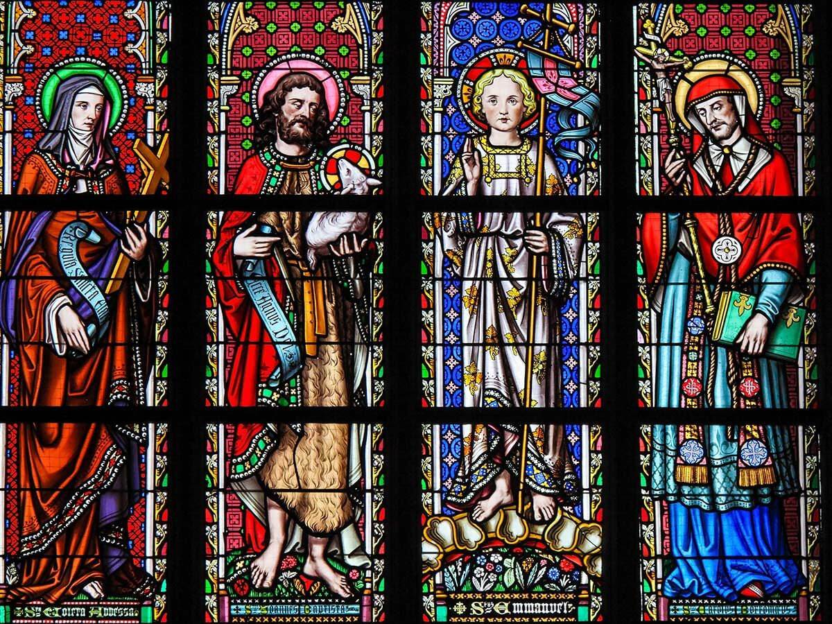 Achtteiliges Buntglasfenster mit vier christlichen Heiligen: Clara von Assisi, Johannes der Täufer, Immanuel und Papst Gregor der Große.