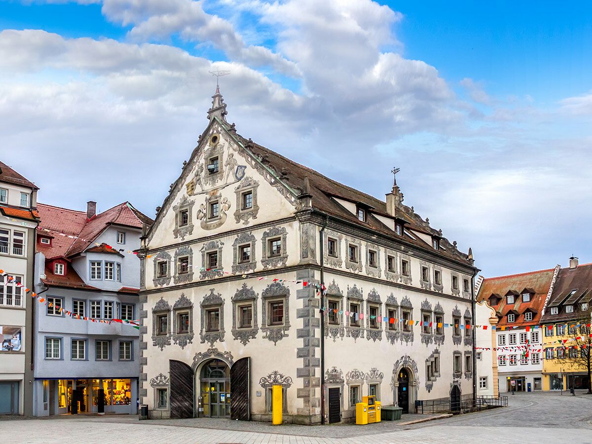 Ansicht des historischen Rathauses mit detailreicher, bemalter Fassade und Giebel in einem deutschen Stadtzentrum.