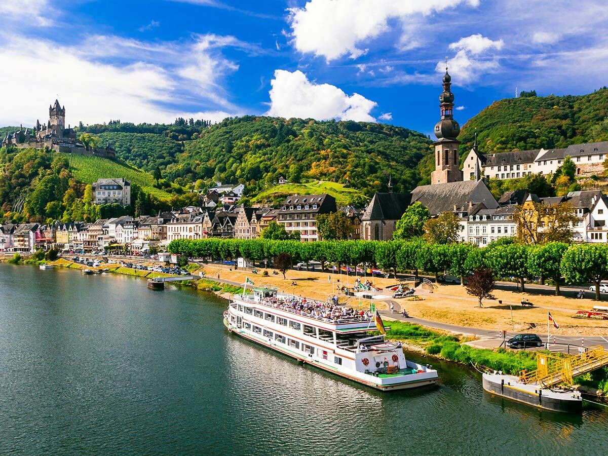 Panoramablick auf Cochem mit Reichsburg, Mosel Fluss, historischer Stadt und Weinberglandschaft bei Sonnenschein.
