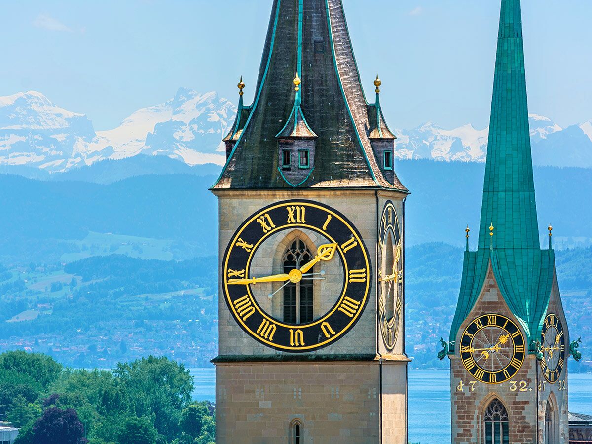 Zürich: St. Peter Kirche mit größtem Zifferblatt Europas. Daneben Fraumünster. Im Hintergrund Alpen &amp; Zürichsee.