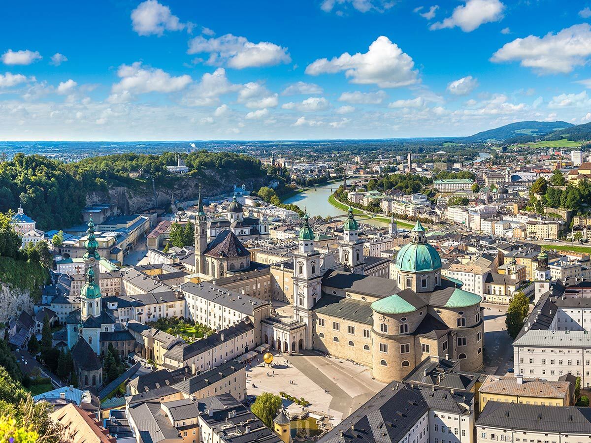 Historische Stadt Salzburg mit Dom, Salzach Fluss, Festung Hohensalzburg und blauem Himmel von oben.