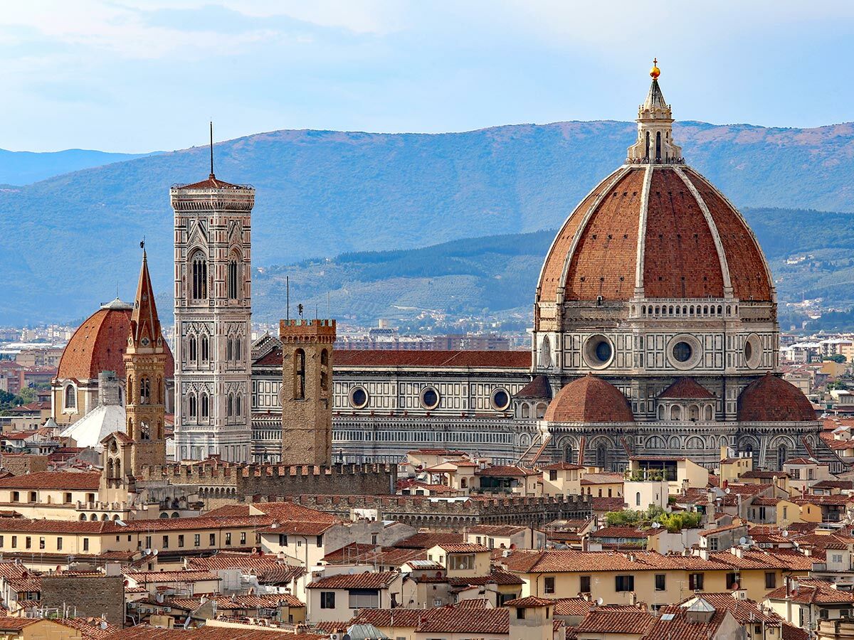 Duomo di Firenze mit Brunelleschis Kuppel, Giottos Campanile und Altstadt-Dächern von Florenz, Italien bei Tag.