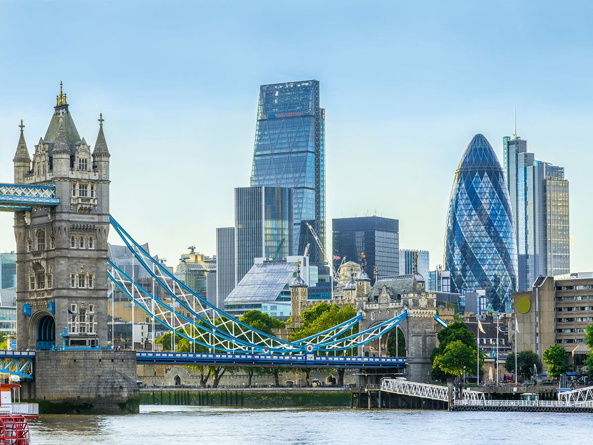 Blick auf die Tower Bridge und die moderne Skyline von London mit The Gherkin, Hochhäusern und Fluss. Tagaufnahme.