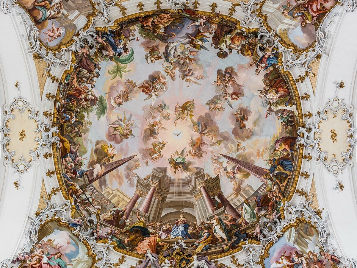 Prächtiges Barock-Deckenfresko einer Kirche mit zahlreichen Engeln, Heiligen und Himmelsdarstellungen, detailreich und farbenfroh.