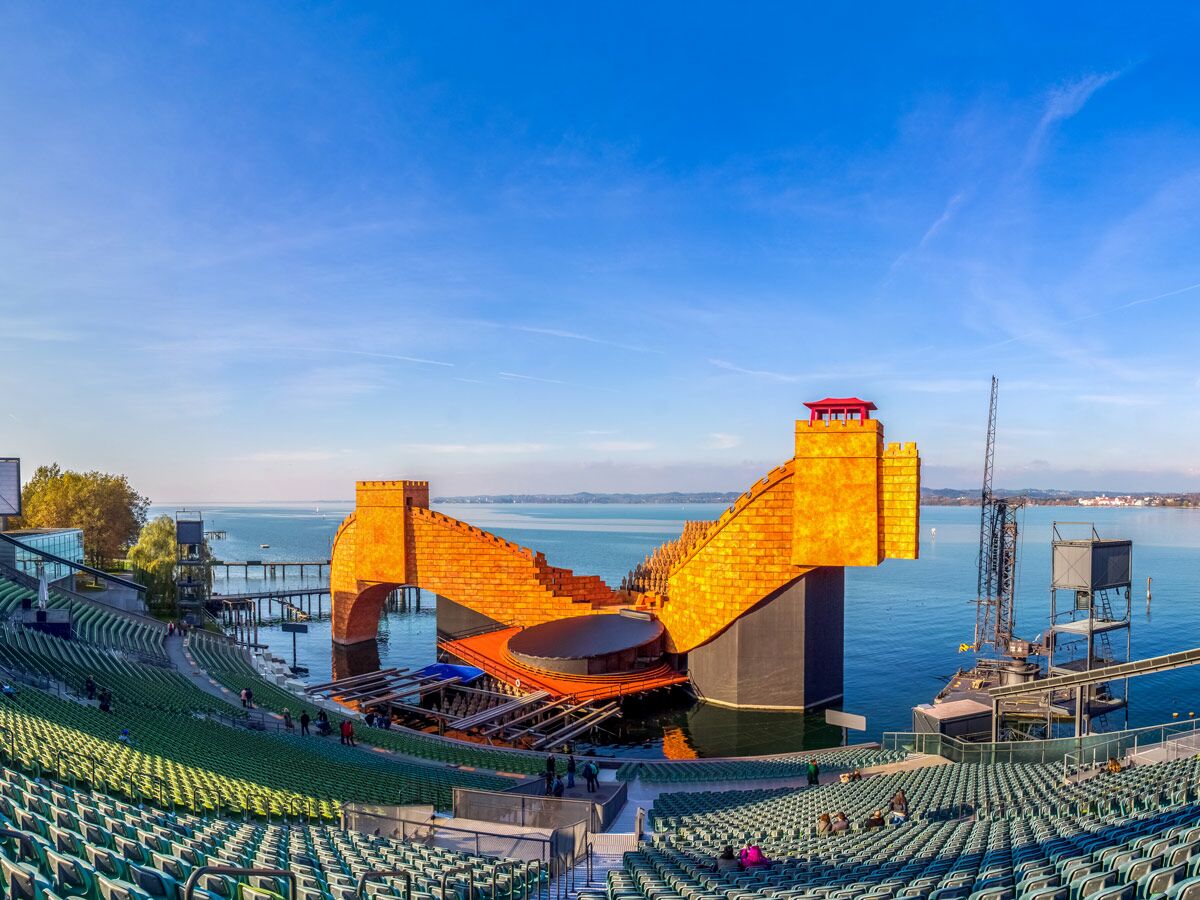 Beeindruckende Seebühne Bregenz mit gigantischer Opernkulisse (Turandot, Chinesische Mauer) auf dem Bodensee und leerer Zuschauertribüne.