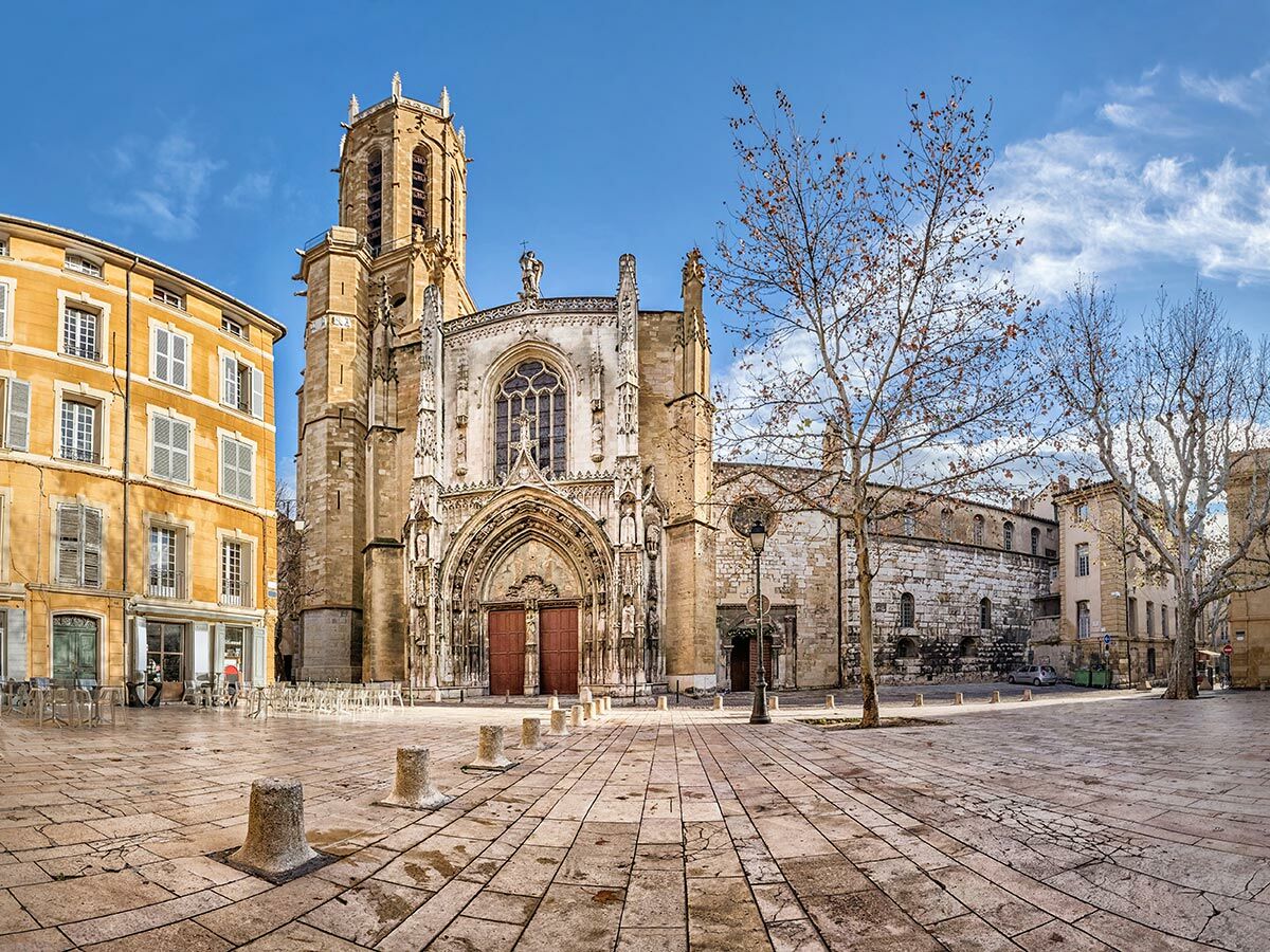 Blick auf die Kathedrale Saint-Sauveur in Aix-en-Provence, Frankreich, mit dem leeren Platz und umliegenden Gebäuden.