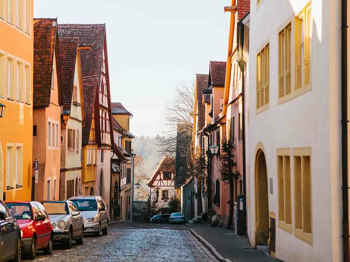 Blick auf eine reizvolle Kopfsteinpflasterstraße mit bunten, traditionellen Fachwerkhäusern in einer historischen deutschen Altstadt.