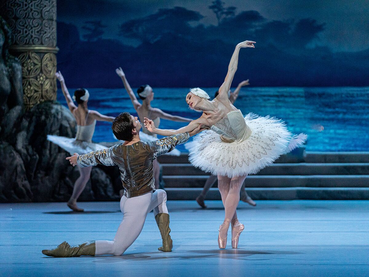20261211_Nurejews Schwanensee_Nationalballett Bratislava_Viacheslav Kruť (Princ Siegfried), Olga Chelpanova (Odetta)_c_JurajZilincarPhotography