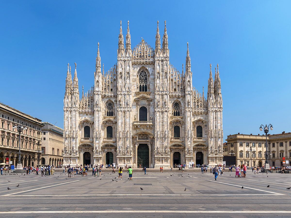 Der Mailand Dom, eine beeindruckende gotische Kathedrale in Italien, mit Touristen auf dem sonnigen Piazza del Duomo.