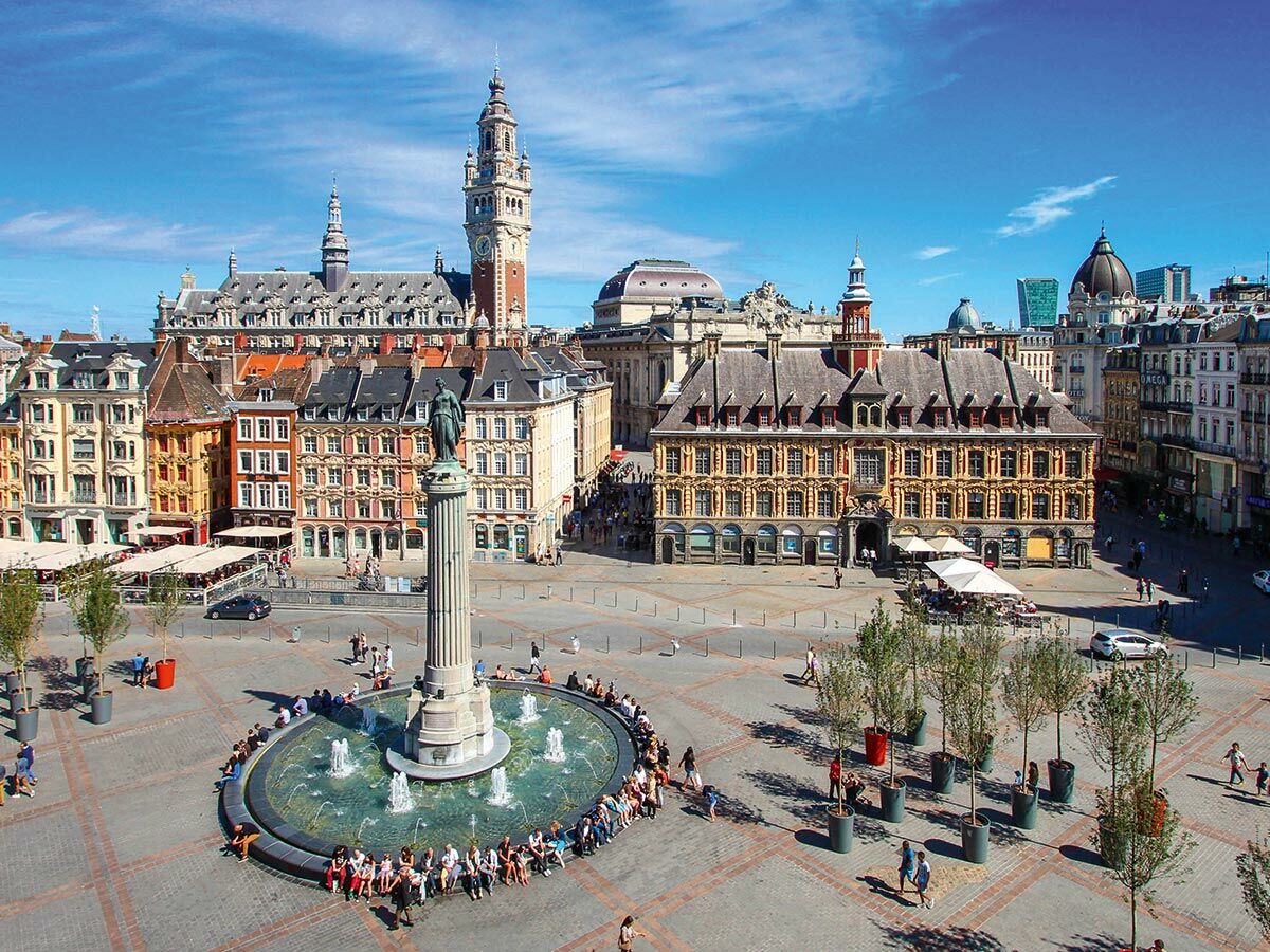 Luftaufnahme der Grand Place in Lille, Frankreich, mit Rathaus, Belfried, Vieille Bourse und Brunnen bei Tag.