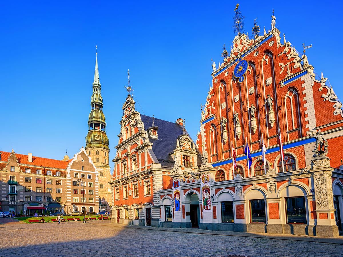 Blick auf den historischen Rathausplatz in Riga mit dem Haus der Schwarzhäupter und der Turmspitze der Petrikirche.