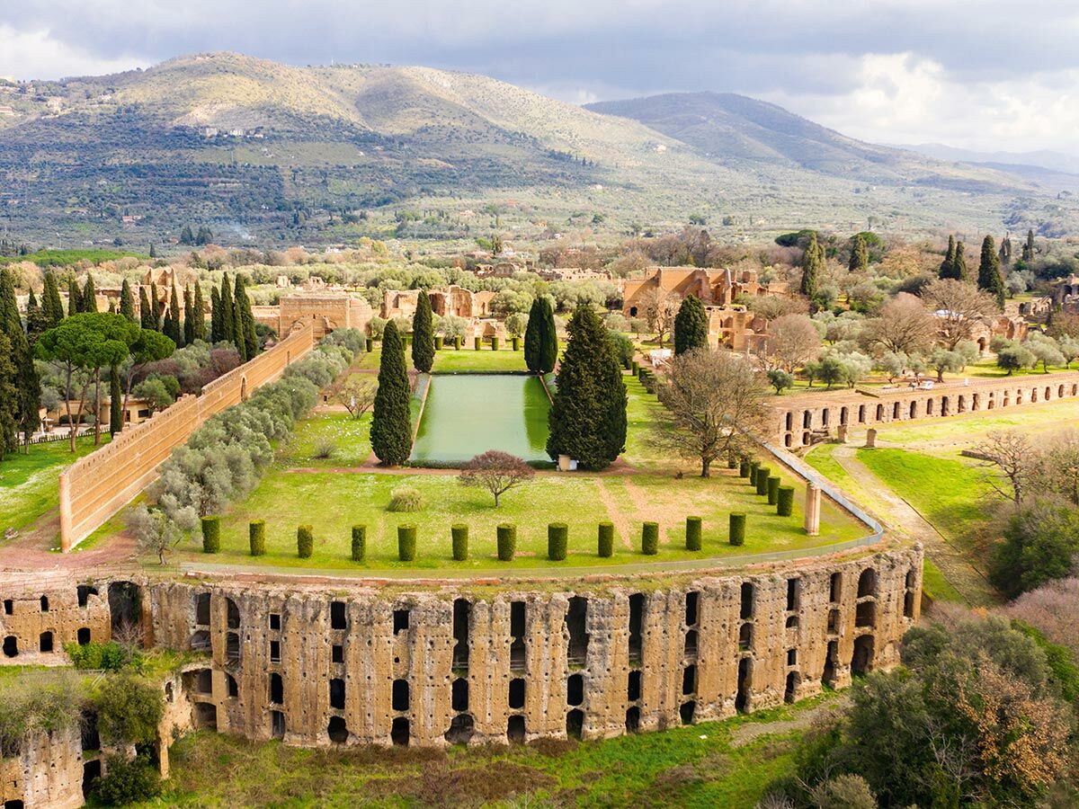 Luftaufnahme von Hadrians Villa in Tivoli, Italien, mit dem Canopus-Becken, umliegenden Ruinen und grüner Landschaft.
