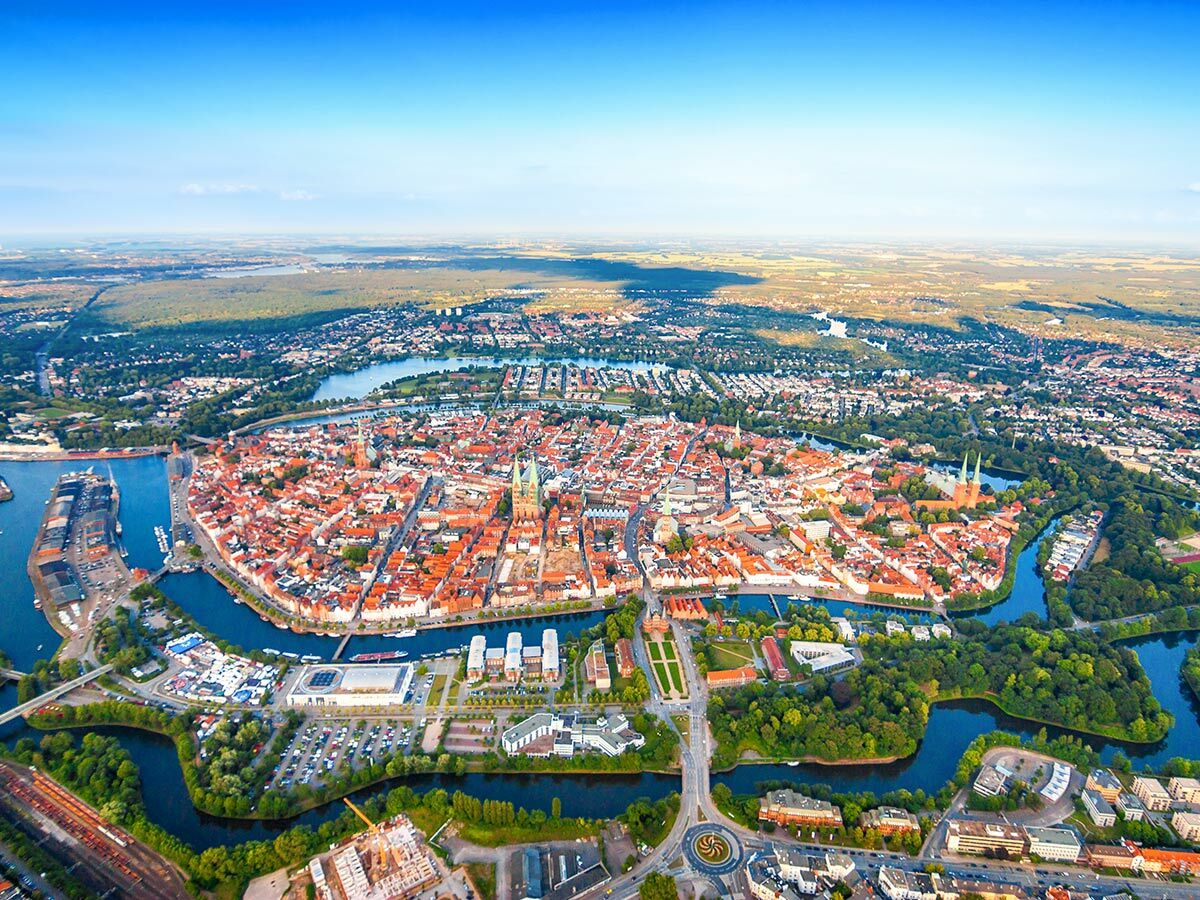 Luftbild von Lübeck, Deutschland, mit der historischen Altstadtinsel, der Trave und den charakteristischen Kirchtürmen.