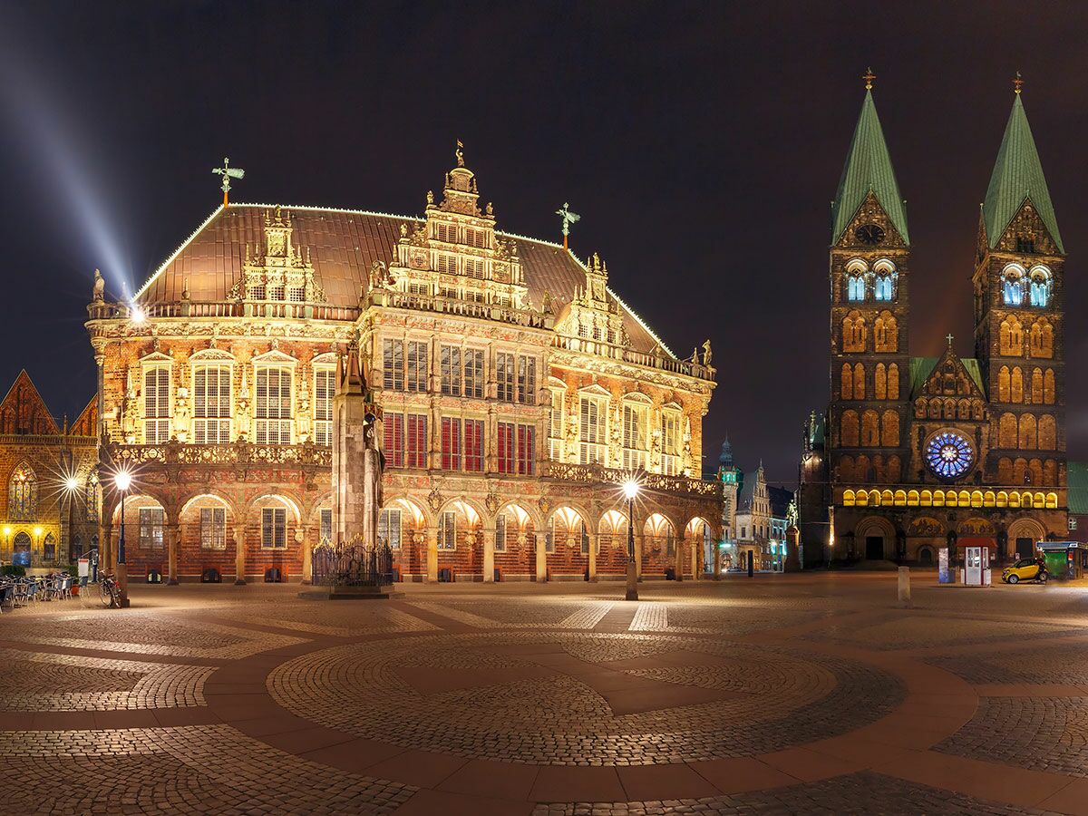 Bremen Marktplatz bei Nacht mit beleuchtetem Rathaus und Dom, historisches UNESCO-Weltkulturerbe in Deutschland.