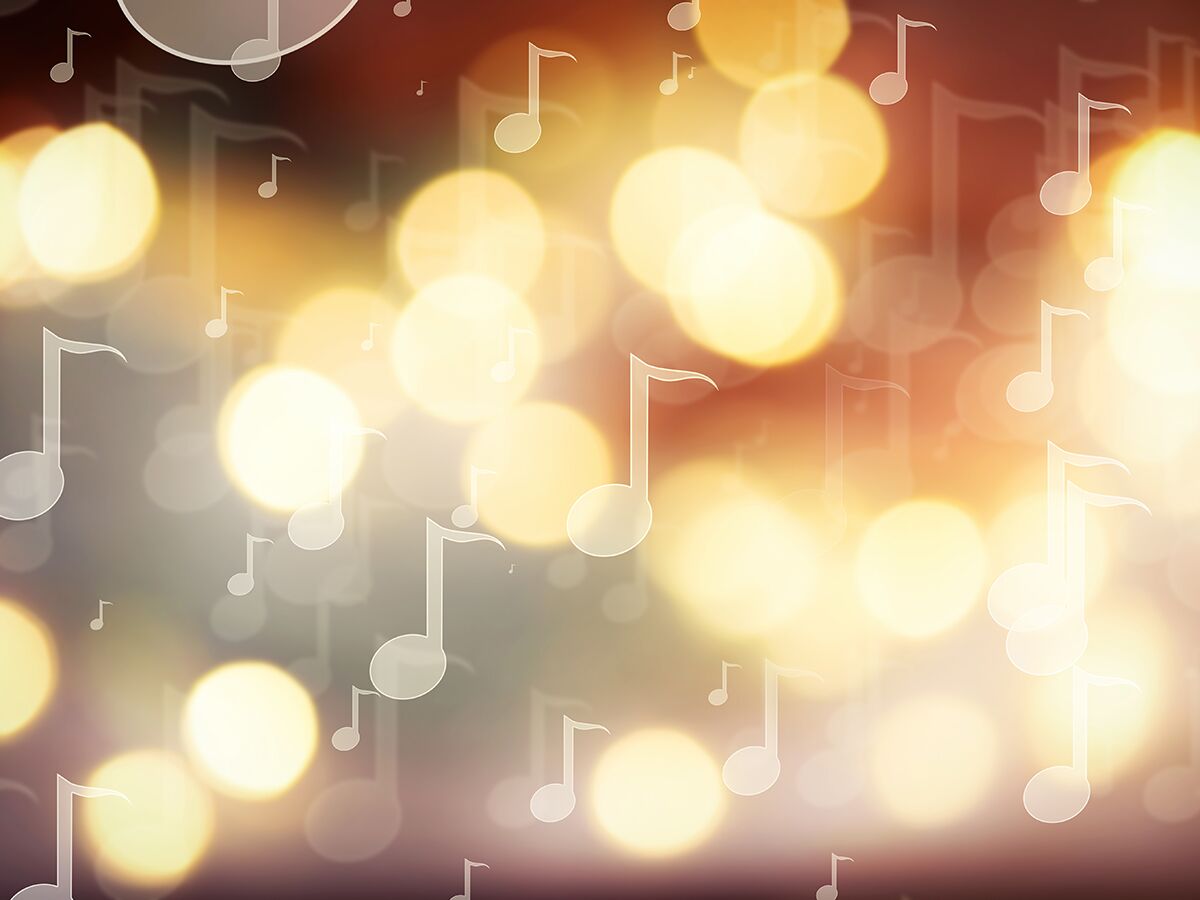 Abstrakter Hintergrund mit hellen goldenen Bokeh-Lichtern und schwebenden, transparenten Musiknoten in warmen Farbtönen.
